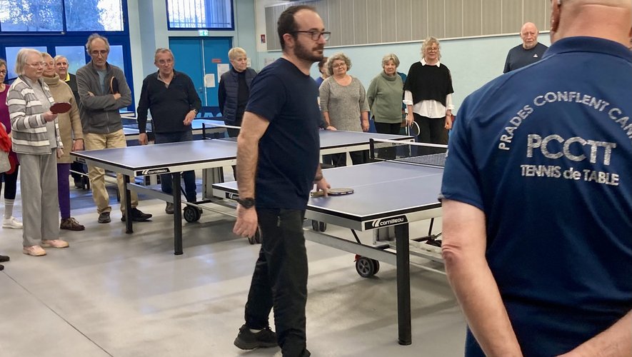 Maxime Dupouy initiantune séance de ping santé au PCCTT, avec plusieurs participants senior autour de tables de ping pong